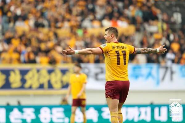 광주FC 프리드욘슨 6일 서울월드컵경기장에서 치러진 전북현대와의 2025 하나은행 코리아컵 결승전에서 득점 후 세리머니 중이다. /사진=대한축구협회
