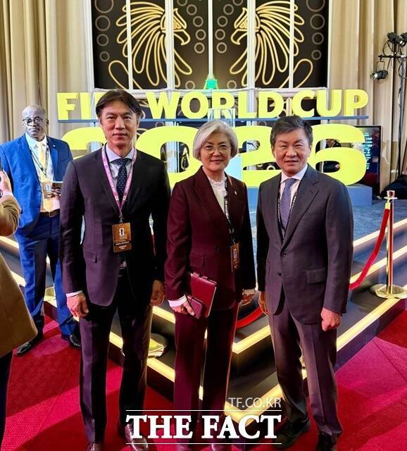 2026 북중미 월드컵 본선 조추첨식에 참석한 홍명보 감독과 강경화 주미대사, 정몽규 대한축구협회장(왼쪽부터)./정몽규 SNS