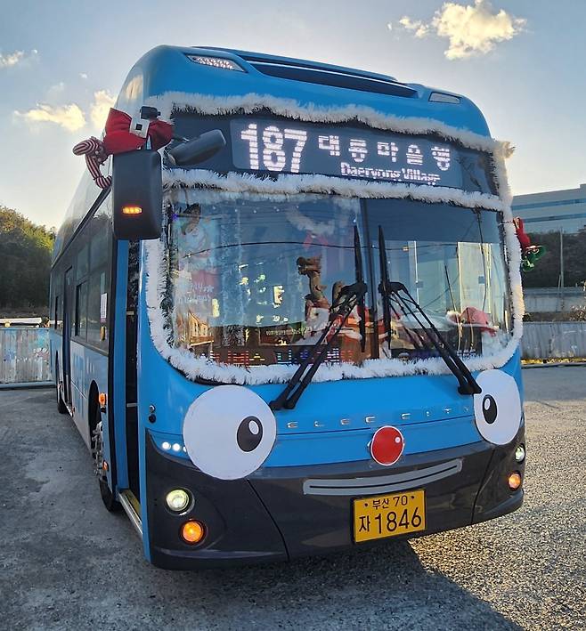 부산 187번 산타버스의 앞모습. 새로운 저상형 수소 전기버스에 크리스마스 장식이 달려있다. 주형민 제공