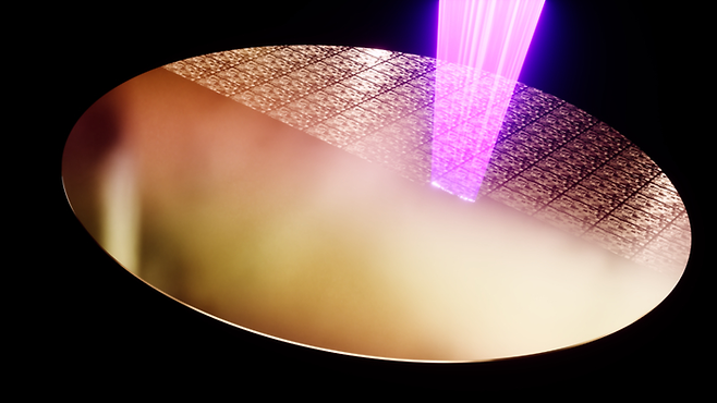 EUV PR은 EUV 노광장비로 웨이퍼에 반도체 미세회로를 새겨넣을 때 필요한 소재다. (사진=ASML)