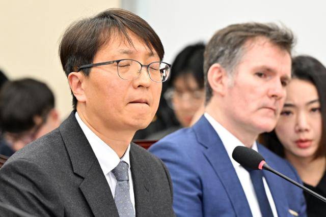 박대준(왼쪽) 쿠팡 대표가 3일 국회 정무위원회 전체회의에서 열린 '쿠팡 개인정보 유출 관련 현안 질의'에 출석해 답변하던 중 생각에 잠긴 듯 눈을 감고 있다. 민경석 기자