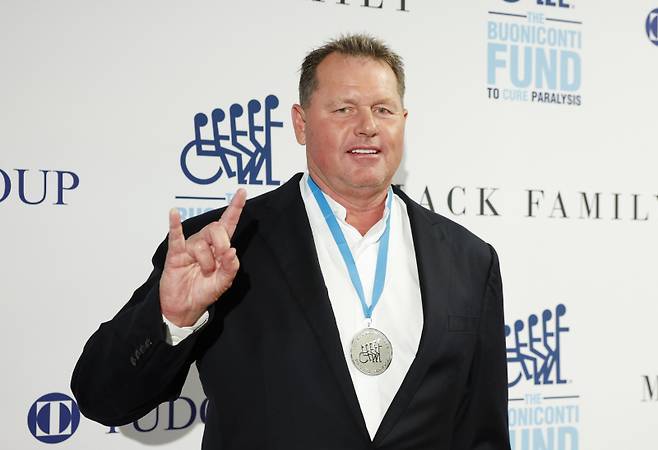 <yonhap photo-2356=""> Roger Clemens arrives on the red carpet for the 39th Annual Great Sports Legends Dinner To Benefit The Buoniconti Fund To Cure Paralysis at the New York Hilton Midtown on Monday, September 30, 2024 in New York City. Photo by John Angelillo/UPI/2024-10-01 11:15:42/ <저작권자 ⓒ 1980-2024 ㈜연합뉴스. 무단 전재 재배포 금지, AI 학습 및 활용 금지></yonhap>