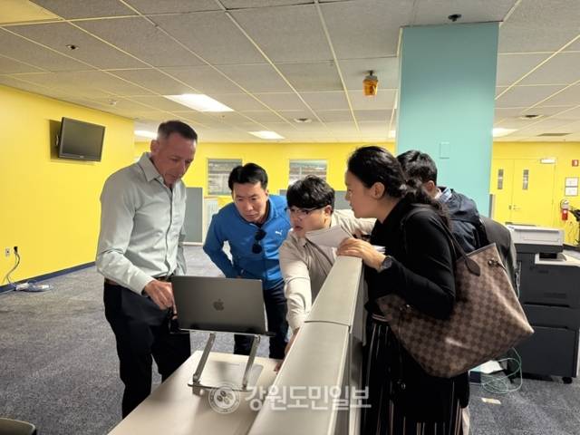 ▲ 미국 플로리다주 지역 언론사인 선 센티넬(Sun Sentinel)의 디지털 편집담당자가 지난달 13일(현지시간) 국내 ‘KPF 디플로마 취재단’에게 인공지능(AI)을 활용한 언론 분석 프로그램을 설명하고 있다. 미국 플로리다 마이애미/KPF 디플로마 취재단