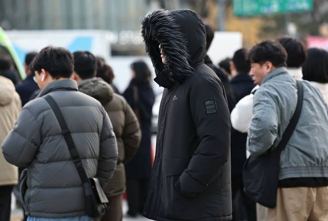 서울 종로구 광화문 세종대로사거리에서 출근길 시민들이 발걸음을 옮기고 있다. 사진=연합뉴스
