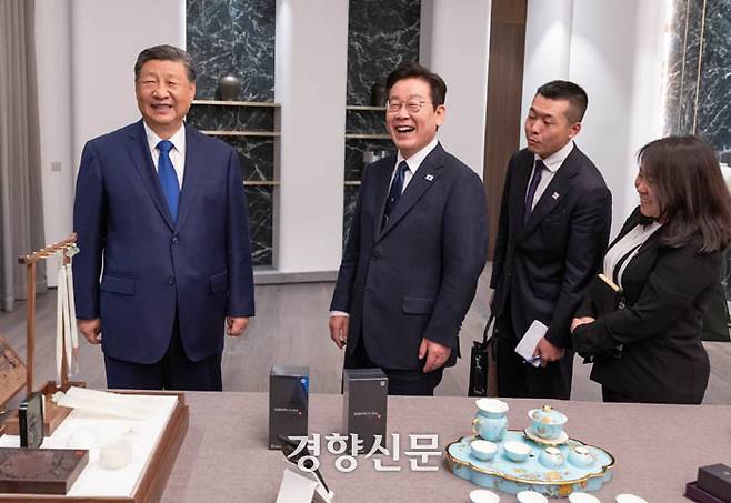 이재명 대통령과 시진핑 중국 국가주석(왼쪽)이 지난 11월 1일 한·중 정상회담 후 경북 경주 소노캄호텔에서 친교의 시간을 보내면서 서로 준비한 선물을 보며 대화하다 활짝 웃고 있다. 이 대통령은 시 주석에게 본비자나무로 만든 바둑판과 나전칠기 자개원형쟁반을, 시 주석은 이 대통령에게 샤오미 스마트폰과 문방사우 세트를 선물했다. 대통령실 제공