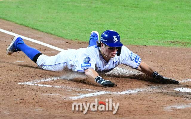 2025년 10월 14일 오후 대구 삼성라이온즈파크에서 열린 '2025 신한 SOL Bank KBO 포스트시즌' SSG 랜더스와 삼성 라이온즈의 준플레이오프 4차전 경기. 삼성 2루 주자 강민호가 3회말 1사 1.2루에서 김지찬의 1타점 적시타 때 헤드 퍼스트 슬라이딩으로 홈으로 들어가고 있다./마이데일리