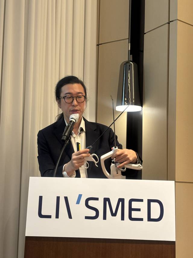 이정주 리브스메드 대표가 5일 서울 여의도에서 열린 기업공개(IPO) 기자간담회에서 다관절 복강경 수술기구를 소개하고 있다. 이정민 기자