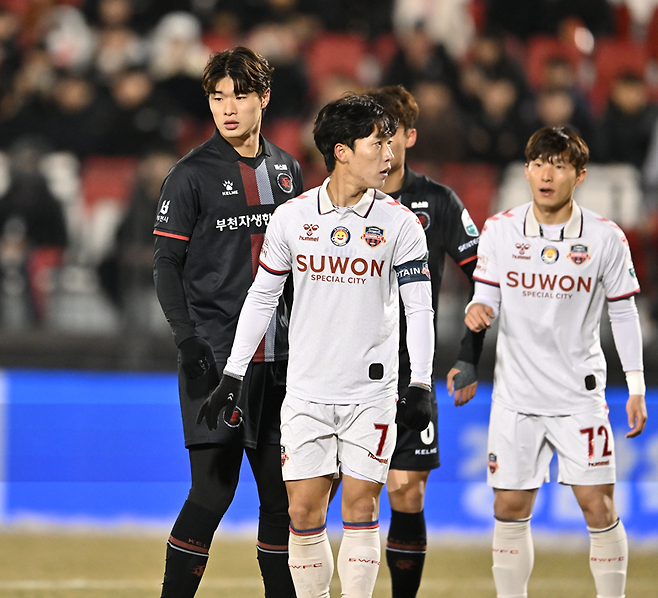 지난 5일 수원 FC와의 승강 플레이오프 1차전에 출전하고 있는 부천 홍성욱(왼쪽). 부천FC