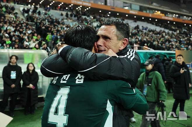 박진섭(왼쪽)과 거스 포옛 전북 현대 감독이 2025 하나은행 코리아컵 우승 후 진한 포옹하고 있다. /사진=뉴시스