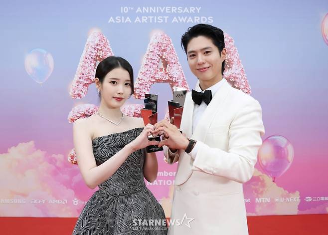 배우 아이유, 박보검이 6일 가오슝 내셔널 스타디움에서 진행된 스타뉴스 주최 '10주년 아시아 아티스트 어워즈 2025(10th Anniversary Asia Artist Awards 2025, '10주년 AAA 2025')에서 베스트 커플상을 수상한 뒤 포즈를 취하고 있다. 12월 6일~7일 양일에 걸쳐 가오슝 내셔널 스타디움에서 펼쳐지는 '10주년 아시아 아티스트 어워즈 2025(10th Anniversary Asia Artist Awards 2025, '10주년 AAA 2025')'와 페스타 'ACON 2025'는 MTN(머니투데이방송)과 위버스(Weverse)를 통해 각각 TV와 온라인 스트리밍으로 생중계 된다. /2025.12.06 /사진=이동훈 photoguy@