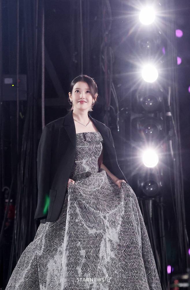 가수 겸 배우 아이유가 6일 대만 가오슝 내셔널 스타디움에서 진행된 스타뉴스 주최 '10주년 아시아 아티스트 어워즈 2025(10th Anniversary Asia Artist Awards 2025, '10주년 AAA 2025')에서 올해의 배우상을 수상한 뒤 수상소감을 전하고 있다. 12월 6일~7일 양일에 걸쳐 가오슝 내셔널 스타디움에서 펼쳐지는 '10주년 아시아 아티스트 어워즈 2025(10th Anniversary Asia Artist Awards 2025, '10주년 AAA 2025')'와 페스타 'ACON 2025'는 MTN(머니투데이방송)과 위버스(Weverse)를 통해 각각 TV와 온라인 스트리밍으로 생중계 된다. /2025.12.06 /사진=김휘선 hwijpg@