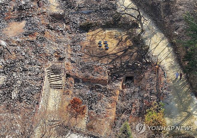 '폐허된 천년의 역사' (의성=연합뉴스) 윤관식 기자 = 지난 29일 경북 의성군 단촌면 고운사 일부가 산불에 폐허가 돼 있다. 2025.3.30 psik@yna.co.kr