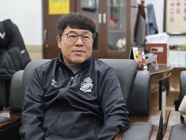 이흥실 경남FC 대표가 8일 경남FC 대표이사실에서 배성재 신임 감독 선임 배경을 밝히고 있다. /박신 기자