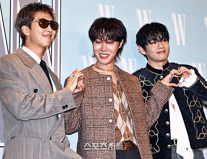 RM(왼쪽)이 한 행사에서 제이홉, 뷔(오른쪽)와 포즈를 취하고 있다. 이주상기자 rainbow@sportsseoul.com