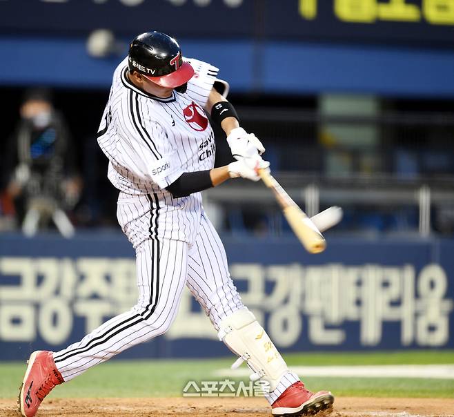 LG 이재원이 잠실구장에서 열린 2023 KBO리그 KT와 경기 4회말 2사 좌중월 홈런을 날리고 있다. 잠실 | 최승섭기자 thunder@sportsseoul.com