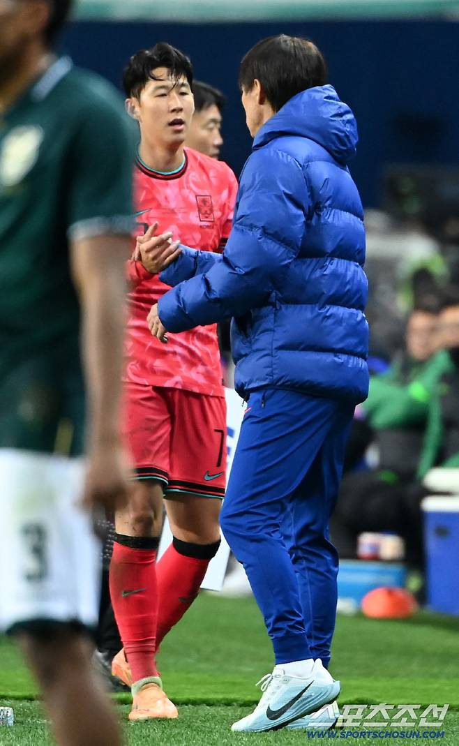 14일 대전월드컵경기장에서 열린 대한민국과 볼리비아의 A매치 평가전. 손흥민이 후반 교체아웃되며 홍명보 감독과 하이파이브를 하고 있다. 대전=허상욱 기자wook@sportschosun.com/2025.11.14/