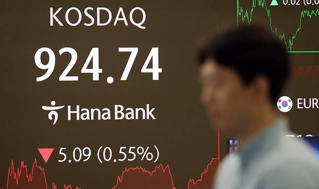 5일 오후 서울 중구 하나은행 딜링룸 전광판에 시황과 원달러 환율이 보이고 있다. 이날 코스피 지수는 전 거래일 대비 71.54포인트(1.78%) 오른 4,100.05로, 코스닥 지수는 전 거래일 대비 5.09포인트(0.55%) 내린 924.74로 장을 마감했다. /뉴스1