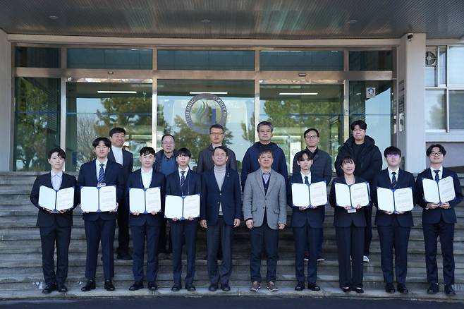 제주반도체 관계자들이 제주대에서 진행된 장학금 수여식에서 제주대 관계자 및 학생들과 기념 촬영을 하고 있다. 제주반도체 제공