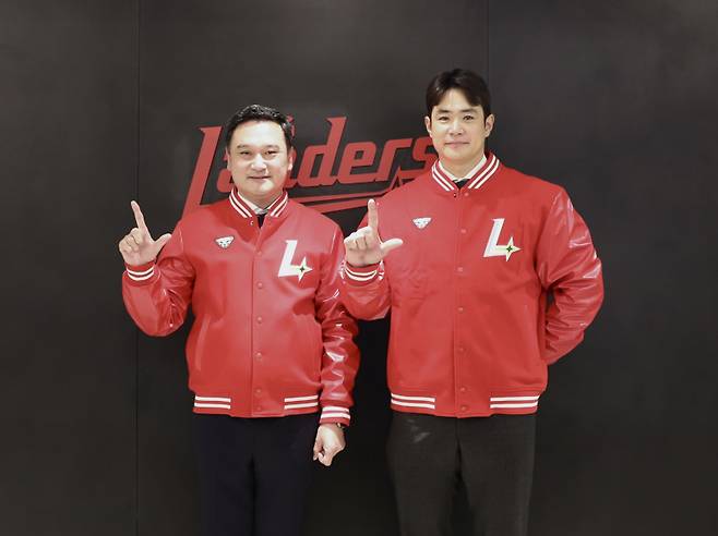 지난 5일 SSG와 2년 계약한 김재환(오른쪽)이 김재섭 SSG 랜더스 대표이사와 기념사진을 찍고 있다. SSG 제공
