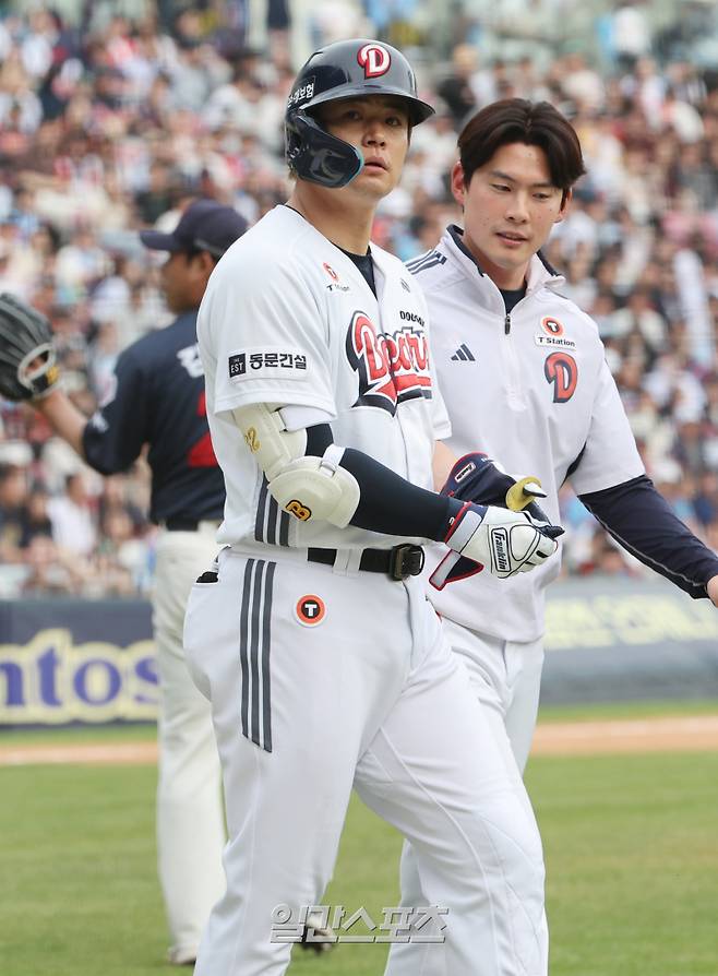 2025 KB0리그 프로야구 두산 베어스와 롯데 자이언츠의 경기가 27일 오후 서울 잠실야구장에서 열렸다. 6회말 2사 1루 김재환이 김상수의 공에 맞고 불만을 표시하며 1루로 나가고 있다. 잠실=김민규 기자 /2025.04.27/