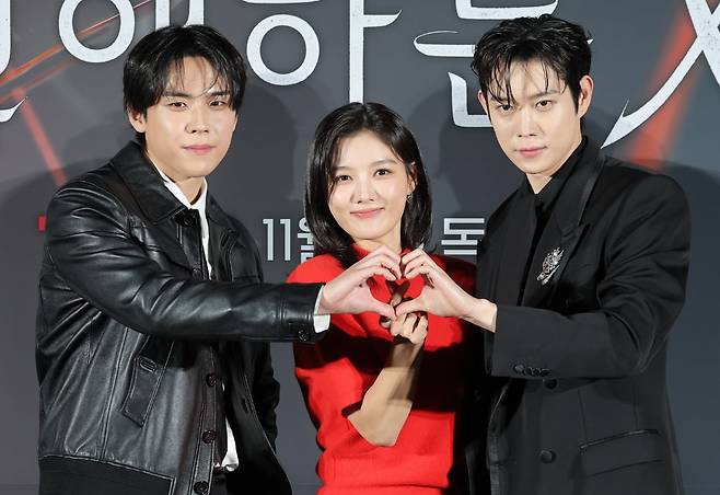 배우 김도훈(왼쪽부터)과 김유정, 김영대가 30일 오후 서울 용산구 CGV?용산아이파크몰에서 열린 티빙 오리지널 시리즈 ‘친애하는 X’ 제작발표회에서 포즈를 취하고 있다./사진=뉴스1