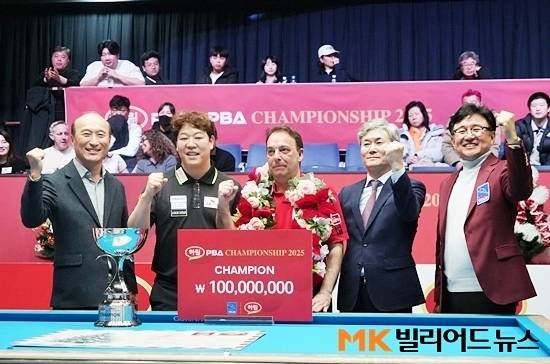 시상식에서 (왼쪽부터) 웰컴저축은행 김대웅 대표, 준우승 강동궁, 우승 다니엘 산체스, 타이틀스폰서 하림 천세기 최고재무책임자, PBA 장상진 부총재가 기념촬영하고 있다.