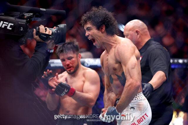 승리한 탤벗을 축하해주는 세후도(왼쪽)./게티이미지코리아