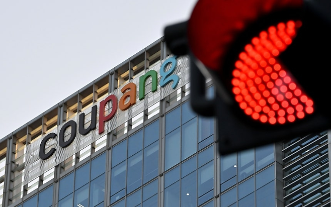 쿠팡에서 고객 계정 약 3370만 개가 무단으로 해킹되는 대규모 정보 유출 사고가 발생하며 소비자들의 불안이 커지고 있다. 서울 송파구 쿠팡 본사 인근 신호등에 빨간불이 켜져 있는 모습. 임세준 기자