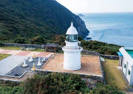 하얀 가거도 등대가 푸른 바다와 어우러져 깨끗한 느낌을 자아낸다.