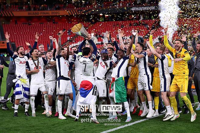 ▲ 토트넘 전문매체 ‘스퍼스 아미’에 따르면, 런던 하이로드 일대에 찰칵 세리머니를 형상화한 그래피티가 나타나기 시작했다. 일부 영상에서는 ‘SON SEVEN LEGEND’라는 문구까지 확인됐고 태극기도 손흥민의 벽화에 그려질 것으로 알려졌다.