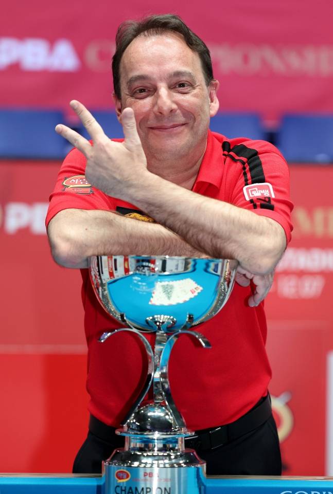 산체스가 7일 PBA 투어 '하림 PBA-LPBA 챔피언십'에서 우승을 차지하고 포즈를 취하고 있다. /사진=PBA 투어 제공