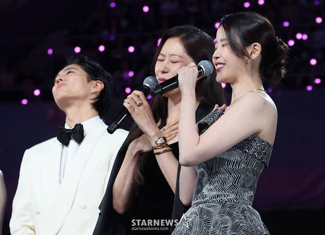 배우 박보검, 문소리, 이지은이 6일 가오슝 내셔널 스타디움에서 진행된 스타뉴스 주최 '10주년 아시아 아티스트 어워즈 2025(10th Anniversary Asia Artist Awards 2025, '10주년 AAA 2025')에서 사회자 요청에 삼행시를 선보이고 있다. 12월 6일~7일 양일에 걸쳐 가오슝 내셔널 스타디움에서 펼쳐지는 '10주년 아시아 아티스트 어워즈 2025(10th Anniversary Asia Artist Awards 2025, '10주년 AAA 2025')'와 페스타 'ACON 2025'는 MTN(머니투데이방송)과 위버스(Weverse)를 통해 각각 TV와 온라인 스트리밍으로 생중계 된다. /사진=김진경 kim.jinkyung@