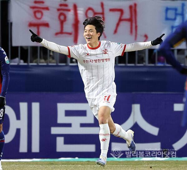 부천FC 1, 2차전 합계 4-2 승리 구단 창단 첫 K리그1 승격...전반전 23분 김규민이 두번째골을 성공시키고 기뻐하는 모습.2025.12.08.