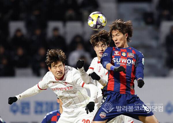 수원FC, 날아가버린 K리그1 잔류 희망 승강PO 2차전도 패배...수원FC 최구백이 부천FC 문전에서 헤더 슛을 하는 모습.2025.12.08.