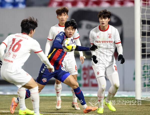 수원FC, 날아가버린 K리그1 잔류 희망 승강PO 2차전도 패배...수원FC 안현범이 부천FC 문전에 드리볼 공격을 하는 모습.2025.12.08.