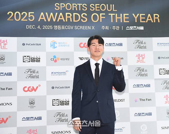 LA 다저스 김혜성이 4일 서울 영등포 타임스퀘어 CGV 영등포 스크린X관에서 열린 ‘제39회 스포츠서울 올해의 상’ 포토월에서 포즈를 취하고 있다. 영등포 | 최승섭기자 thunder@sportsseoul.com