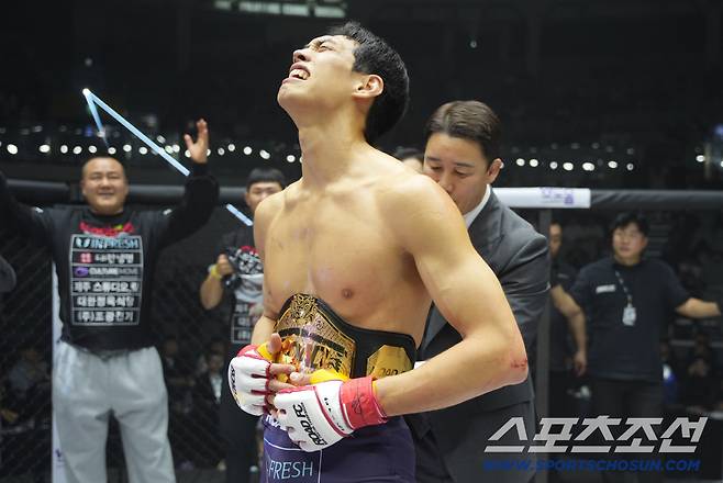 윤태영이 웰터급 챔피언 벨트를 차며 기뻐하고 있다. 사진제공=로드FC