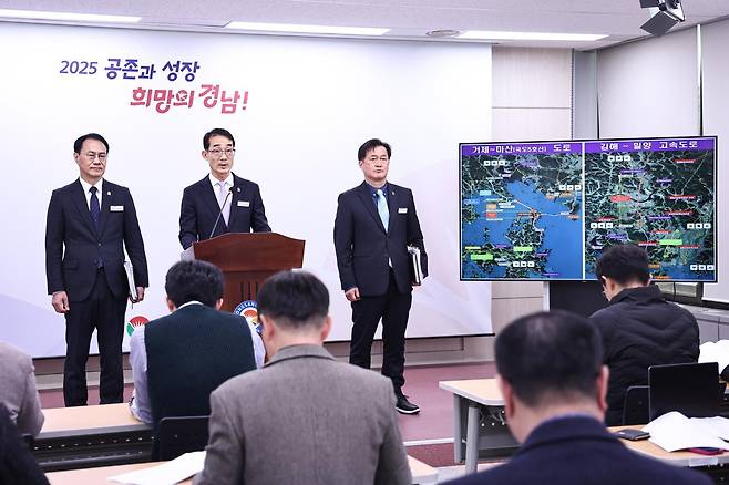 경남도는 내년도 정부 예산에 ‘거제~마산(국도 5호선) 건설사업’ 실시설계비를 비롯한 도내 도로·철도 사업 예산이 대거 반영됐다고 밝혔다. 8일 박성준 경남도 교통건설국장(가운데) 등이 경남도청 프레스센터에서 관련 내용을 브리핑하고 있다. 경남도 제공