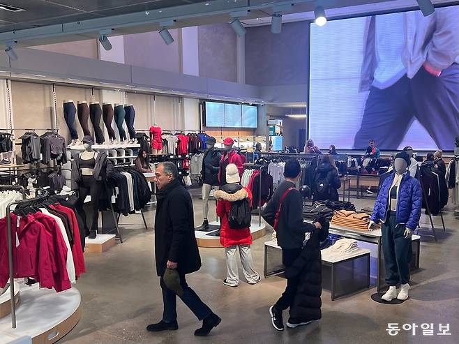 블랙 프라이데이 주간이 이어졌던 이달 초 뉴욕 맨해튼 5번가의 한 스포츠 의류 용품점이 한적한 모습을 보이고 있다. 뉴욕=임우선 특파원 imsun@donga.com