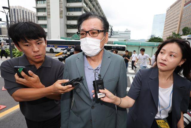 건진법사 전성배 씨가 지난 8월 서울 종로구에 마련된 민중기 특별검사팀 사무실로 향하고 있다. 뉴스1