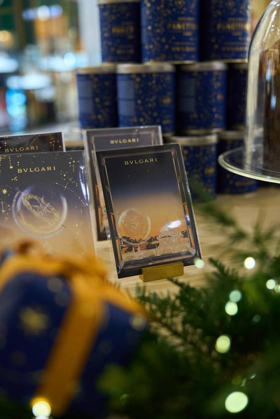 팝업에서 선보인 니코 로미토 셰프의 이탈리아 전통 크리스마스 디저트 파네토네와 한정판 엽서·우표 세트. 사진 불가리