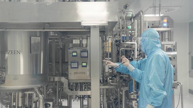 GC녹십자 관계자들이 탄저백신 원료물질 생산시설을 살피고 있다. 질병관리청