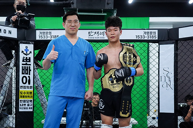 플라이급 챔피언 이영웅이 2025년 2월 밴텀급까지 석권한 후 김성배 뽀빠이연합의원 원장 겸 KMMA 파이터 에이전시 대표와 기념 촬영을 하고 있다. 사진=스탠다드앤드프로그레스 스포츠에이전시
