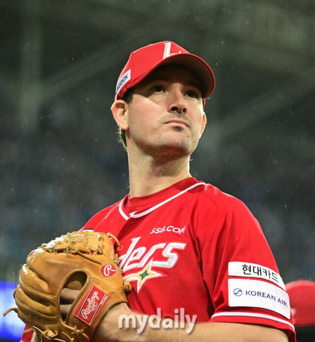 2025년 10월 13일 오후 대구 삼성라이온즈파크에서 열린 '2025 신한 SOL Bank KBO 포스트시즌' SSG 랜더스와 삼성 라이온즈의 준플레이오프 3차전 경기. SSG 선발투수 앤더슨이 투구를 준비하고 있다./마이데일리