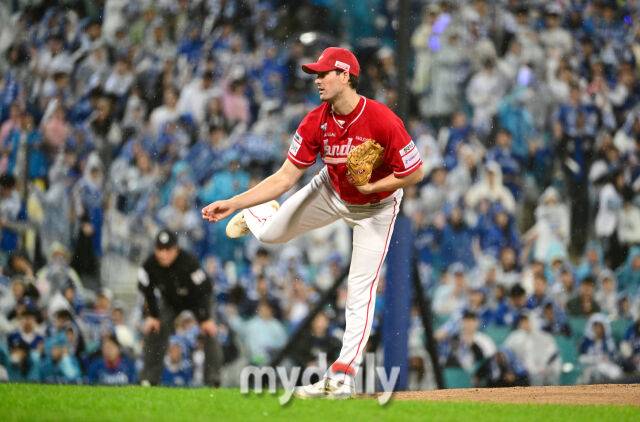 2025년 10월 13일 오후 대구 삼성라이온즈파크에서 열린 '2025 신한 SOL Bank KBO 포스트시즌' SSG 랜더스와 삼성 라이온즈의 준플레이오프 3차전 경기. SSG 선발투수 앤더슨이 역투하고 있다./마이데일리