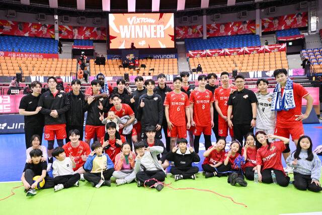 한국전력 선수들이 경기에서 승리한 뒤 기념촬영을 하고 있다. / 한국배구연맹(KOVO)