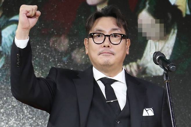 조진웅, 부산이 사랑하는 영화인 - 배우 조진웅이 1일 부산 중구 비프광장 야외무대에서 열린 ‘제29회 부산국제영화제’ 전야제에 참석해 ‘부산이 사랑하는 영화인’ 상을 받은 뒤 소감을 말하고 있다. 2024.10.1 뉴스1