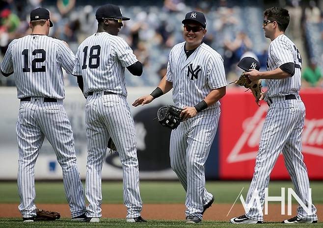 (뉴욕 양키스 시절의 최지만(왼쪽에서 세 번째)과 타일러 웨이드(오른쪽))