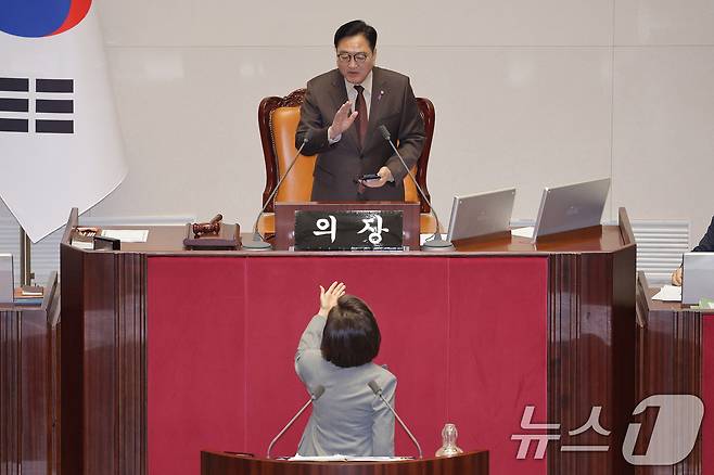 나경원 국민의힘 의원이 9일 서울 여의도 국회에서 열린 제429회국회(정기회) 제16차 본회의에서 가맹사업거래의 공정화에 관한 법률 일부개정법률안에 대한 무제한 토론(필리버스터)을 하는 가운데 우원식 의장이 제지하고 있다. 2025.12.9/뉴스1 ⓒ News1 신웅수 기자