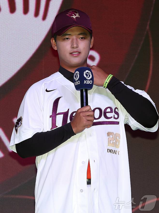 17일 오후 서울 송파구 롯데호텔 월드에서 열린 ‘2026 KBO 신인 드래프트’에서 1라운드 1순위로 키움 히어로즈에 선발된 박준현이 소감을 말하고 있다. 2025.9.17/뉴스1 ⓒ News1 김진환 기자